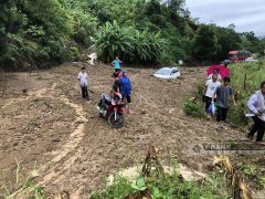 澳门太阳城官网： 车辆和群众在交警的引导下安全通行