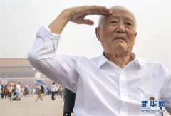 澳门太阳城官网：习近平总书记为“排雷英雄战士”荣誉称号获得者杜富国佩挂